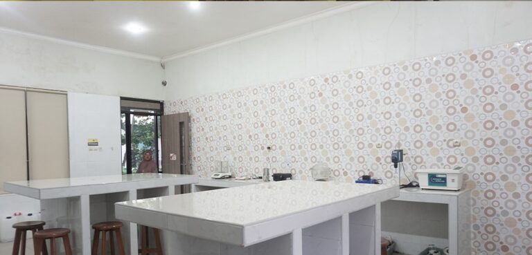 Laboratorium farmasi terbaik Purwokerto di UHB.