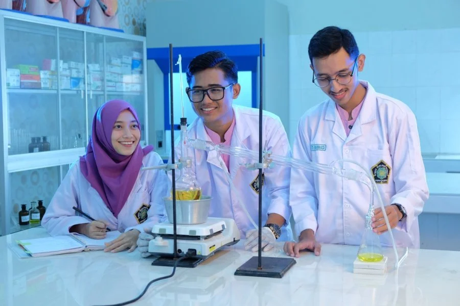 Laboratorium farmasi terbaik Purwokerto di UHB.
